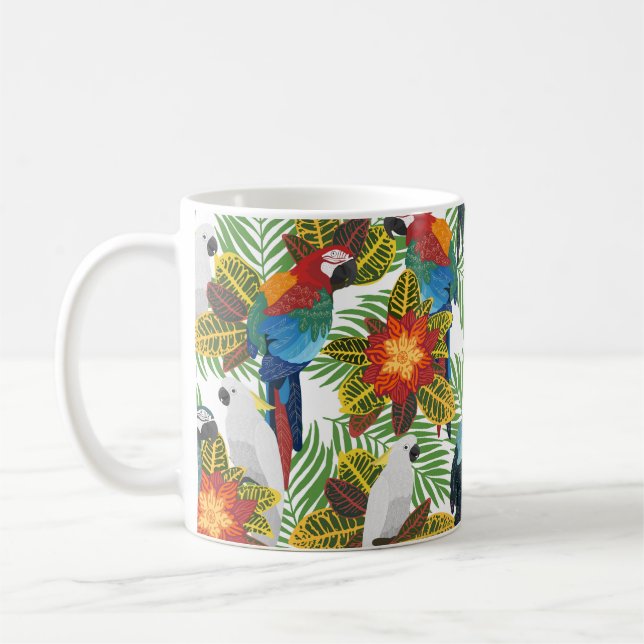 Caneca De Café Um padrão tropical perfeito com papagaios.  (Esquerda)