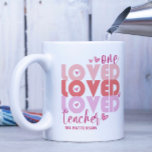Caneca De Café Um Professor de Amor Nome Moderno Rosa<br><div class="desc">Um professor de amor,  Pink Modern Personalised Name Coffee Mug,  apresenta o texto "um professor querido" na tipografia rosa moderna,  destacada por corações amorosos e personalizada com seu nome personalizado. Perfeito para seu professor favorito para apreciação de professores,  aniversário,  Natal,  feriados e muito mais. Projetado pelo Evco Studio www.zazzle.com/store/evcostudio</div>