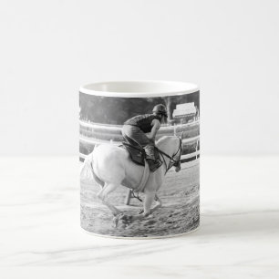 Caneca De Café Um puro-sangue branco poderoso em Saratoga.