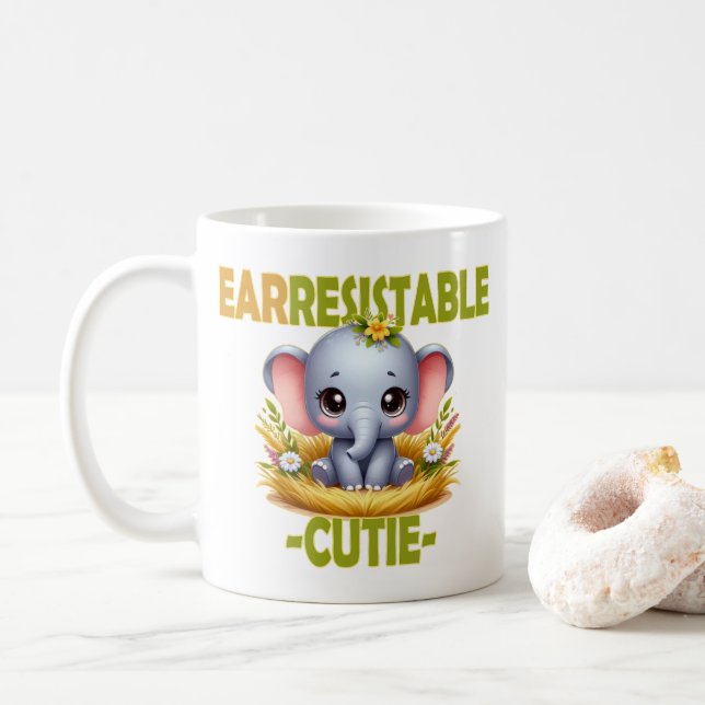 Caneca De Café Um trocadilho divertido. Cartoon do Baby Elephant (Com Donut)