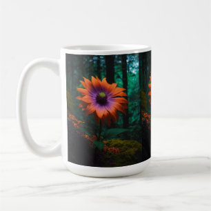Caneca De Café Uma bela flor roxa numa floresta escura em Mug