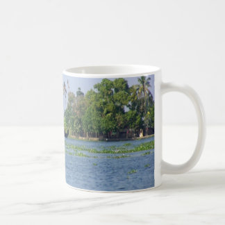 Caneca De Café Uma casa flutuante nas marés em Kerala