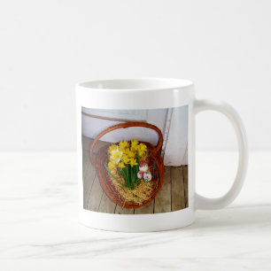 Caneca De Café Uma cesta de Daffodils amarelos e do ovo da pásco