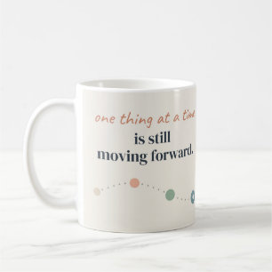 Caneca De Café Uma Coisa de Cada Vez Movendo-se em Frente Citação