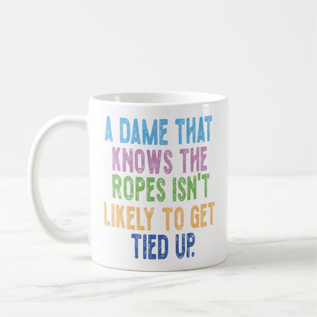 Caneca De Café Uma Dama Que Conhece os Macetes Não Deve Ser Enrol (Esquerda)