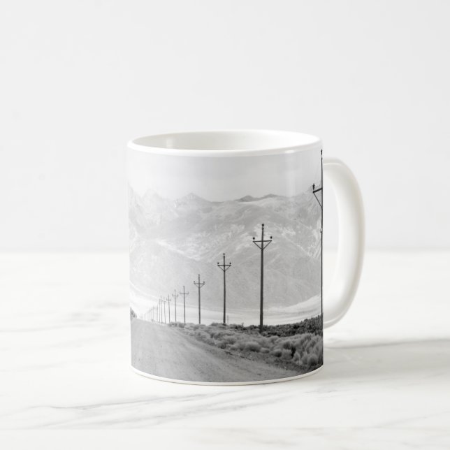 Caneca De Café Uma estrada e linhas elétricas solitárias | Montan (Frente Esquerda)