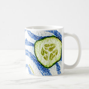 Caneca De Café Uma fatia de pepino verde de verão em azul e bran