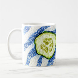 Caneca De Café Uma fatia de pepino verde de verão em azul e branc