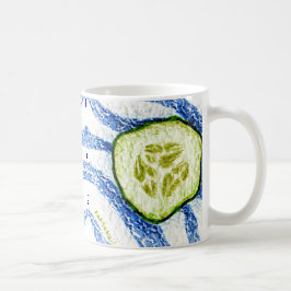 Caneca De Café Uma fatia de pepino verde de verão em azul e branc
