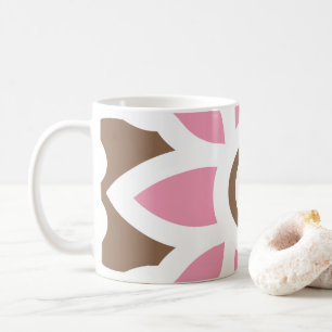 Caneca De Café uma flor rosa sobre fundo castanho