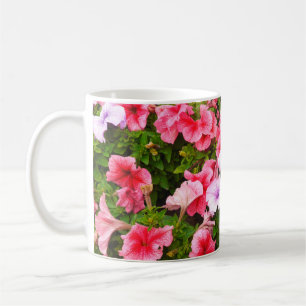 Caneca De Café Uma foto da natureza é uma bela flor de petúnia. P
