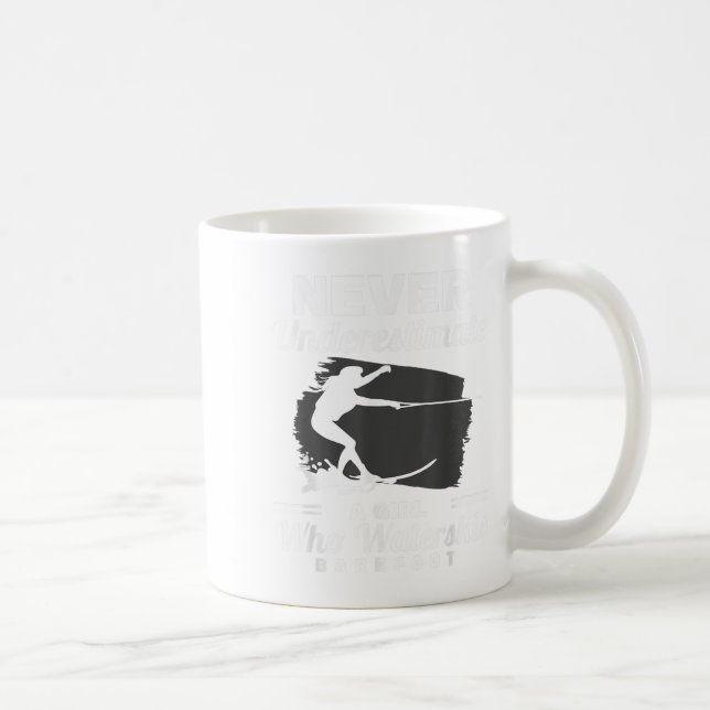 Caneca De Café Uma Garota Que Desvia Água Descalça Onda De Água D (Direita)