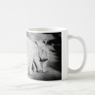 Caneca De Café Uma mãe de rinoceronte e seu filhote na África do