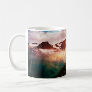 Caneca De Café Uma olhada nas colinas iluminadas pelo sol no crep