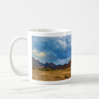 Caneca De Café Uma paisagem árida sob um dramático céu nublado