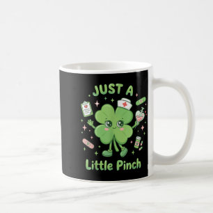 Caneca De Café Uma pequena enfermeira do St Patricks Day Lucky Sh