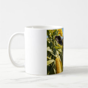 Caneca De Café Uma Vaca Fofa em um Campo de Milho Comendo