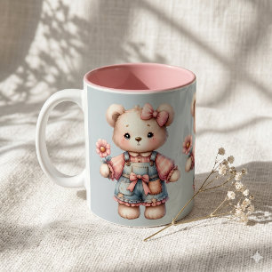 Caneca De Café Urso de Pelúcia Pastel Usando Macacão e Segurando 