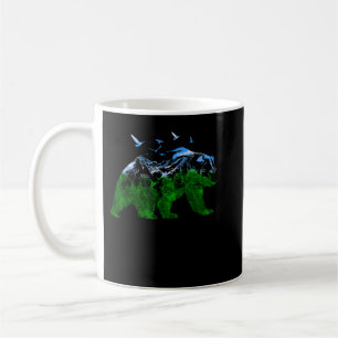 Caneca De Café Urso natural nas montanhas ao ar livre Árvores flo
