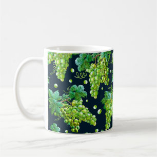 Caneca De Café Uva verde aquosa, folhas sobre fundo escuro.