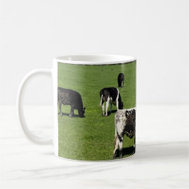 Caneca De Café Vacas negras e brancas no campo na Irlanda