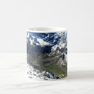 Caneca De Café Vale verde perto da montanha Schilthorn