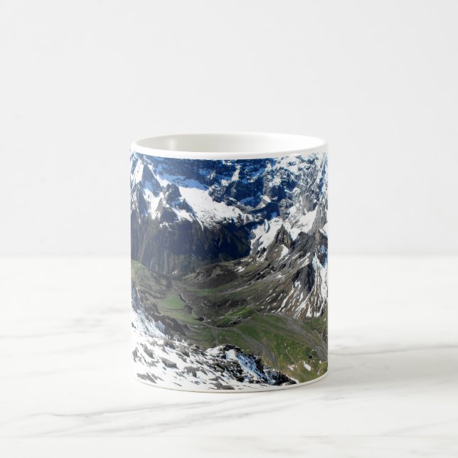 Caneca De Café Vale verde perto da montanha Schilthorn (Centro)