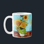Caneca De Café Vase com Três Girassóis (1888) Vincent Van Gogh<br><div class="desc">Mergulhe no Vase de Vincent van Gogh com três girassóis (1888) pintando enquanto você toma café da manhã, seu chá da tarde, ou seu chocolate quente à noite nos lindos sunflores de Van Gogh, ainda é a vida pintando uma caneca de arte. Esta elegante caneca bebendo Impressionista brilha com classe...</div>