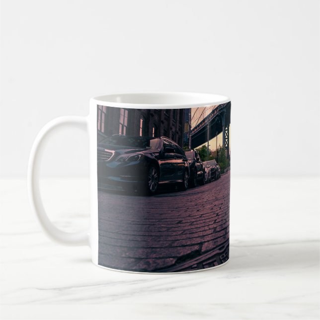 Caneca De Café VEÍCULO cinza NA ESTRADA AO LADO DO EDIFÍCIO CONCR (Esquerda)