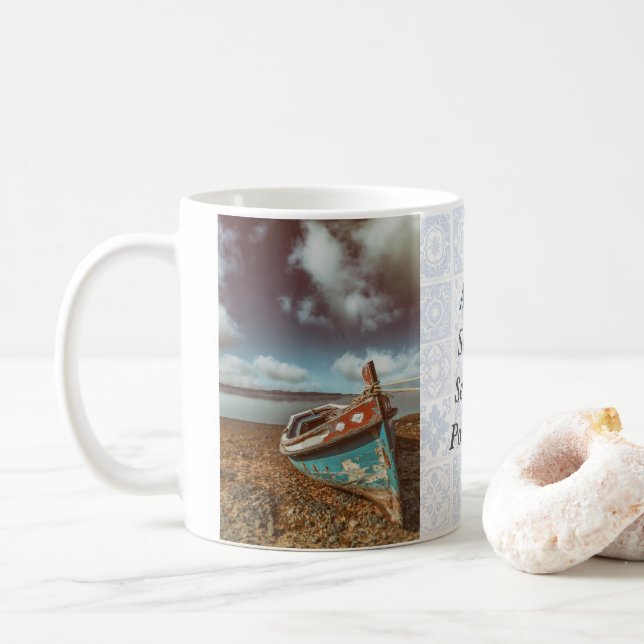 Caneca De Café Velha Aiola. Barco tradicional português em praia (Com Donut)