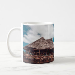 Caneca De Café Velho bangalô tropical de madeira na praia, a