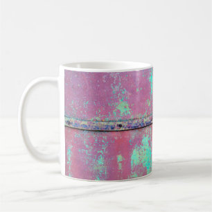 Caneca De Café Velho muro verde pintado com textura de ferrugem. 