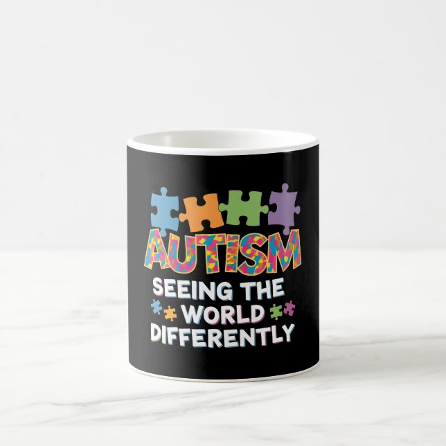 Caneca De Café Vendo o mundo diferente da consciência do autismo (Centro)