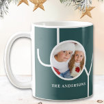 Caneca De Café Verde de Foto de Natal Moderno<br><div class="desc">Esta caneca de Natal moderna é decorada com a palavra JOY num fundo verde. Facilmente personalizável com sua foto e seu nome.</div>