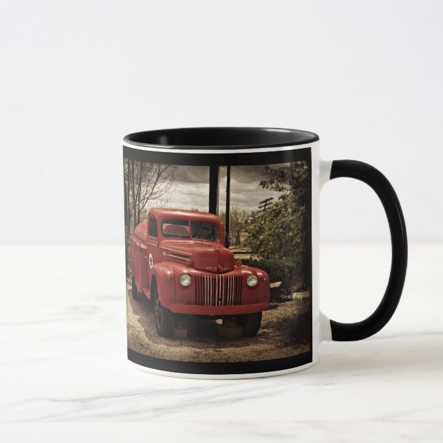 Caneca de café vermelha velha do Firetruck (Direita)