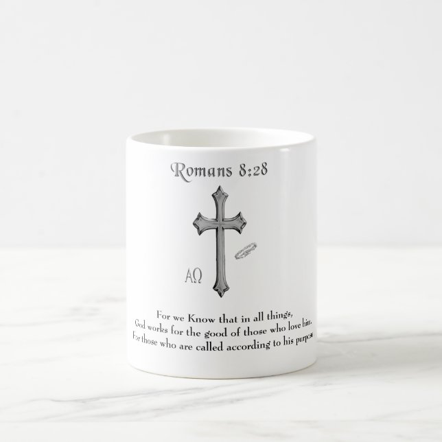 Caneca De Café versículo bíblico cristão Romanos 8:28 (Centro)