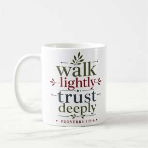 Caneca De Café Versículo da Bíblia Cristã Andar Levemente Confiar