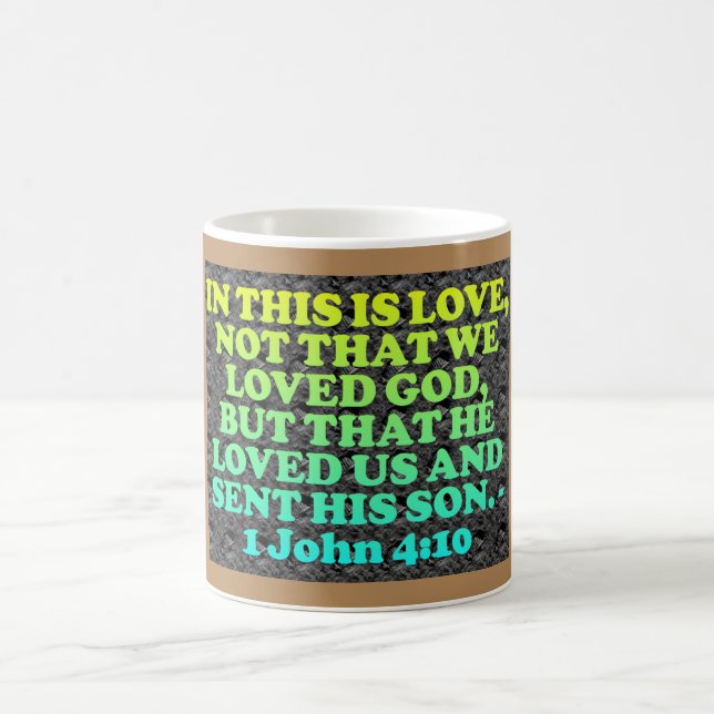 Caneca De Café Verso da bíblia de 1 John 4: 10. (Centro)