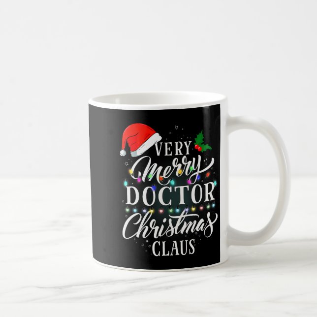 Caneca De Café Very Merry Doctor Christmas Claus Pajamas  (Direita)