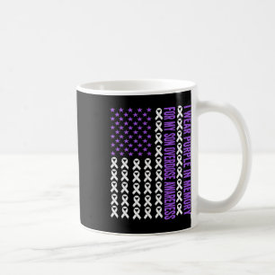 Caneca De Café Vestir Roxo Na Memória Para Os Awarenes Da Sobredo