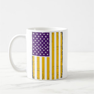 Caneca De Café Vetor de bandeira americana roxa e dourada desgast