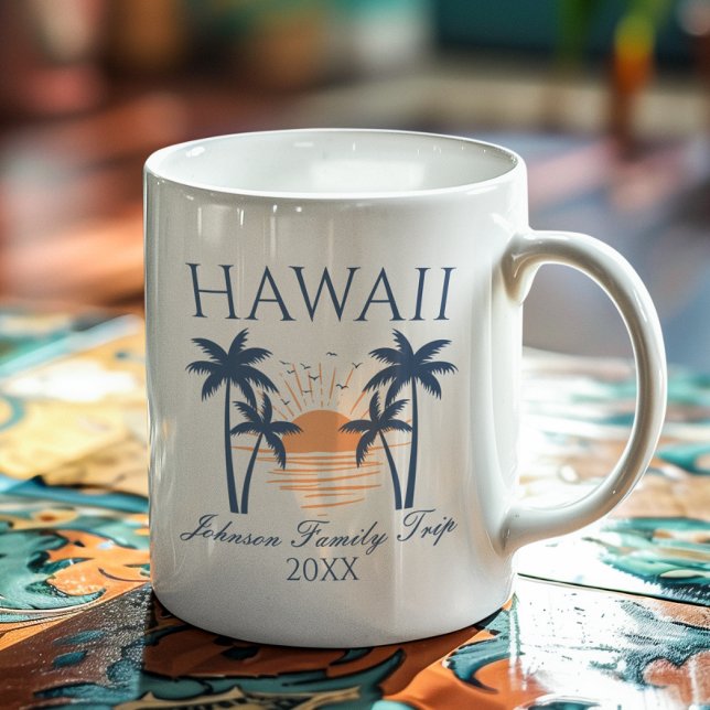 Caneca De Café Viagem à Família Havaí (A white ceramic coffee mug with a custom "Hawaii Family Trip" design featuring palm trees and a sun.)