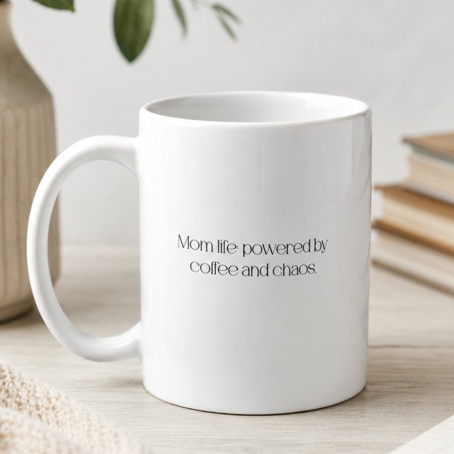 Caneca De Café Vida de Mãe: Energizada por Café e Caos. (Criador carregado)