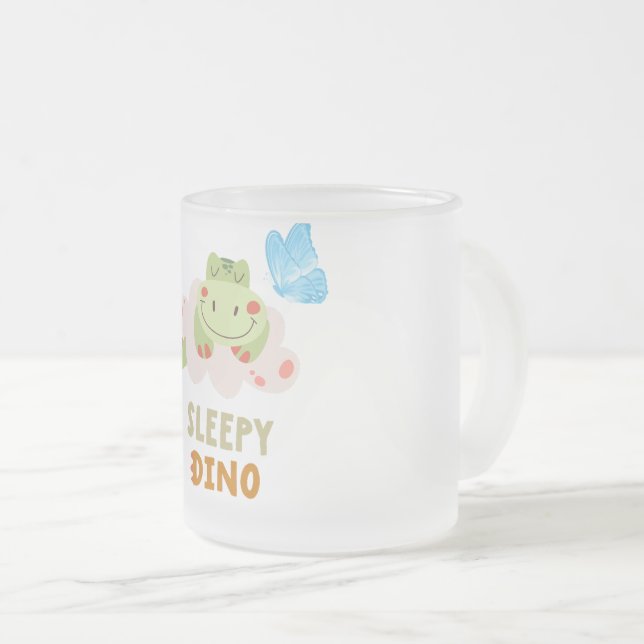 Caneca De Café Vidro Jateado "Adorável Dino Verde Sonolento" (Frente Esquerda)