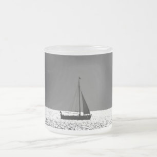 Caneca De Café Vidro Jateado Barco à vela no Mar Brilhante Caneca de Vidro Fosc