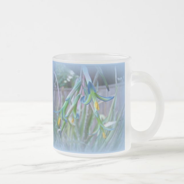 Caneca De Café Vidro Jateado Bromeliad Blossoms em Azul (Direita)