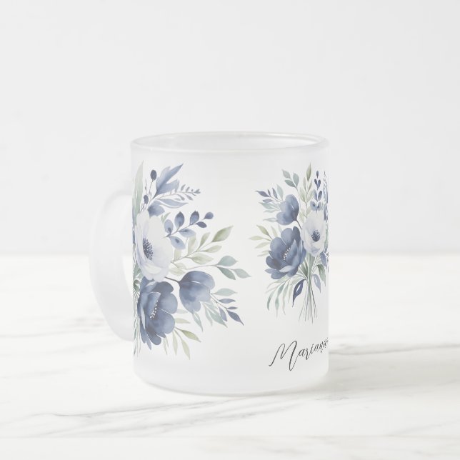 Caneca De Café Vidro Jateado Buquê Floral Branco e Azul de Aquarela (Frente Esquerda)