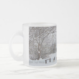 Caneca De Café Vidro Jateado cães brincando na paisagem de inverno da neve