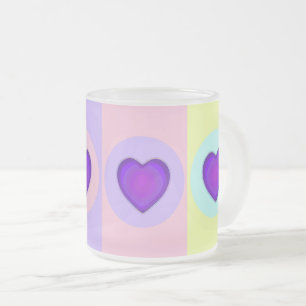 Caneca De Café Vidro Jateado Cores de pastel e corações roxos batendo