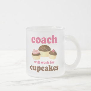 Caneca De Café Vidro Jateado Engraçado trabalhará para o treinador dos cupcakes